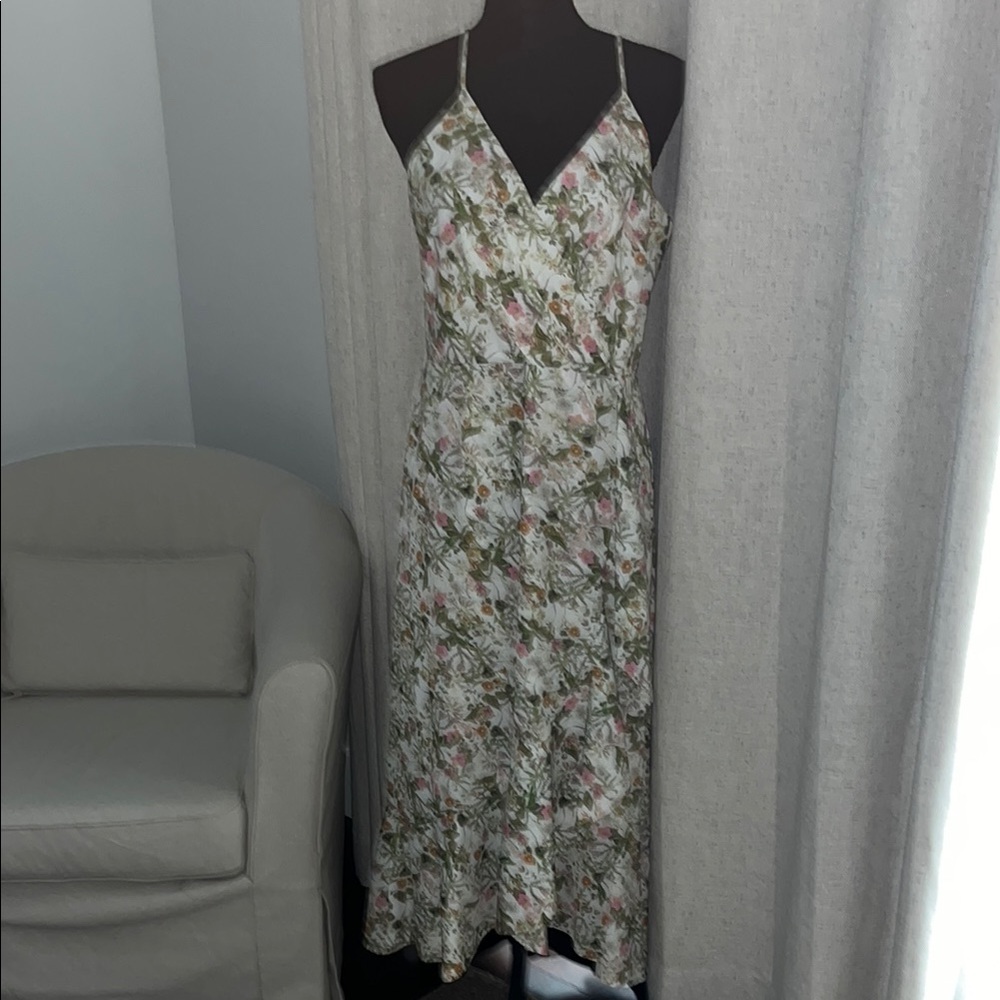 Floral Dress size M Chelsea 28 beautiful snap closure spaghetti straps